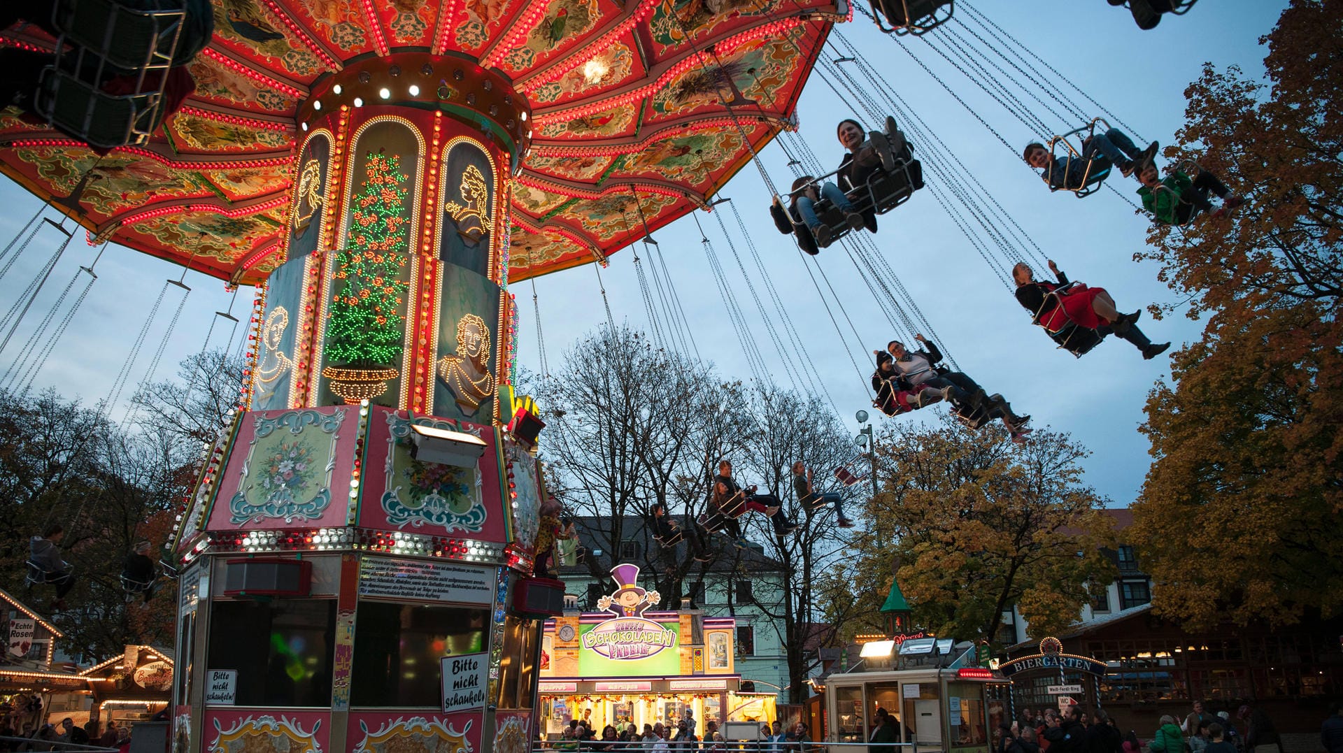 Die Herbstdult auf dem Mariahilfplatz mit dem Kettenflieger: Die traditionelle Auer Dult soll stattfinden, allerdings unter Corona-Auflagen. Die Herbstdult auf dem Mariahilfplatz mit dem Kettenflieger: Die traditionelle Auer Dult soll stattfinden, allerdings unter Corona-Auflagen.