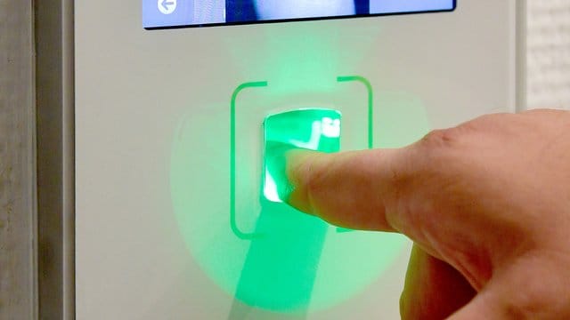 Ein Zeiterfassungssystem mit Fingerprint dürfen Arbeitgeber nur mit Einwilligung der Mitarbeiter nutzen.