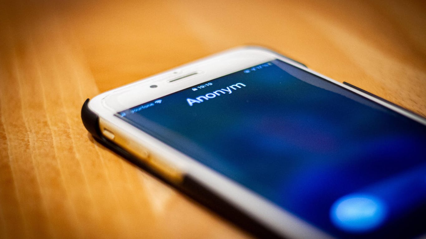 Ein Smartphone wird von einem anonymen Anrufer kontaktiert (Symbolbild): In Hagen warnt die Polizei vor Betrügern, die mit angeblichen Corona-Erkrankungen Geld machen wollen.