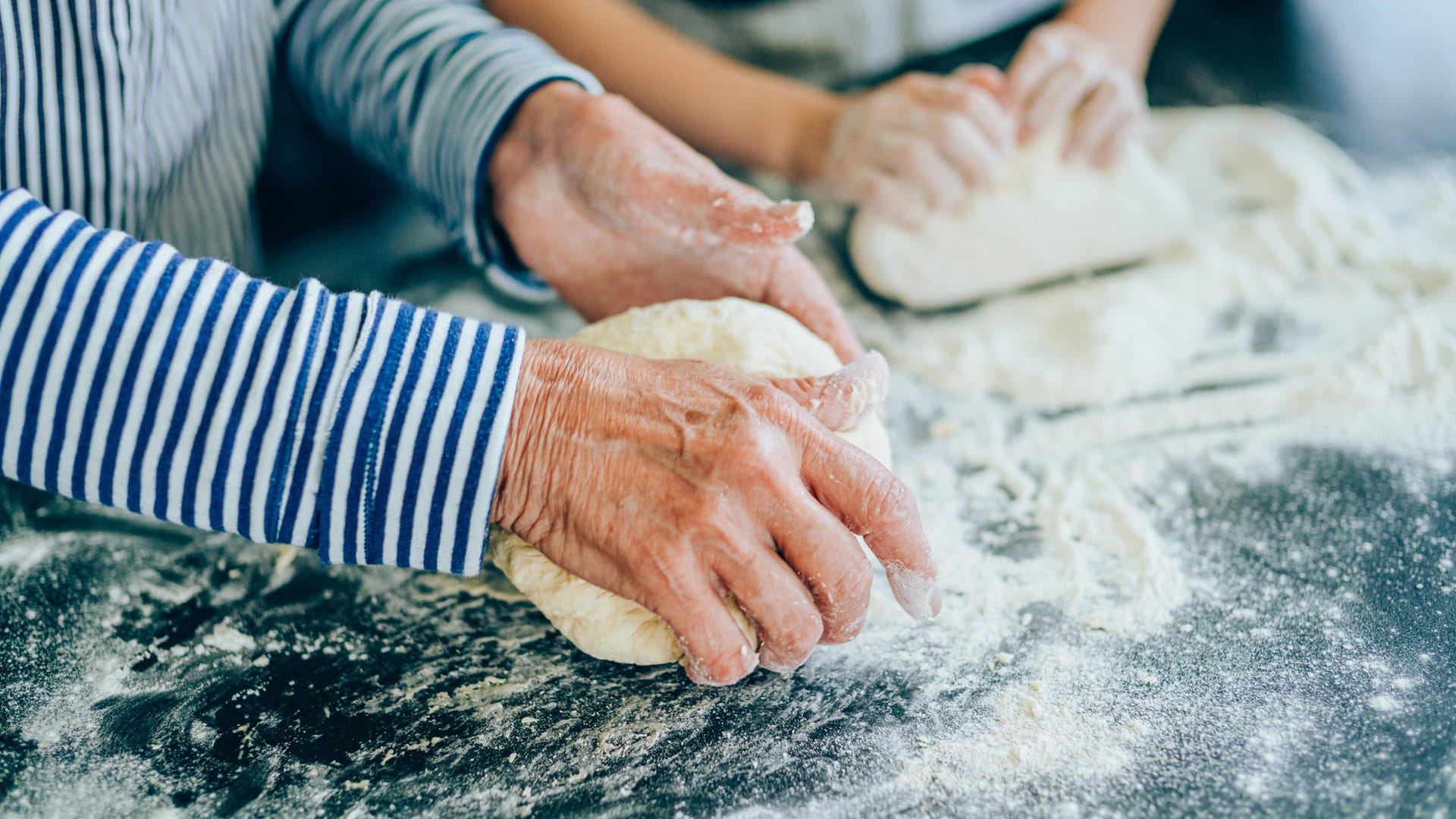 Teig kneten: Fürs Backen eignet sich Weizenmehl besonders gut.