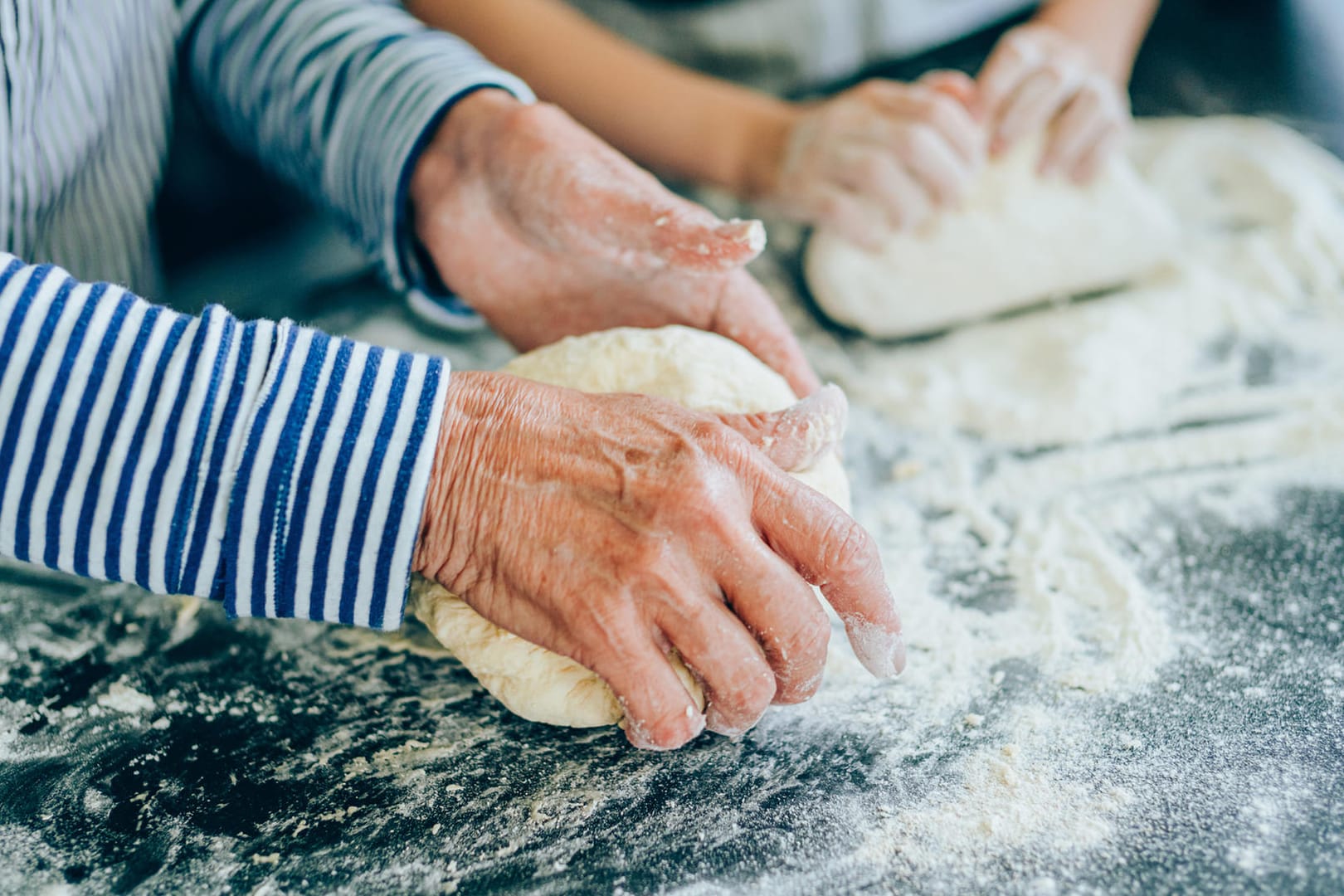 Teig kneten: Fürs Backen eignet sich Weizenmehl besonders gut.