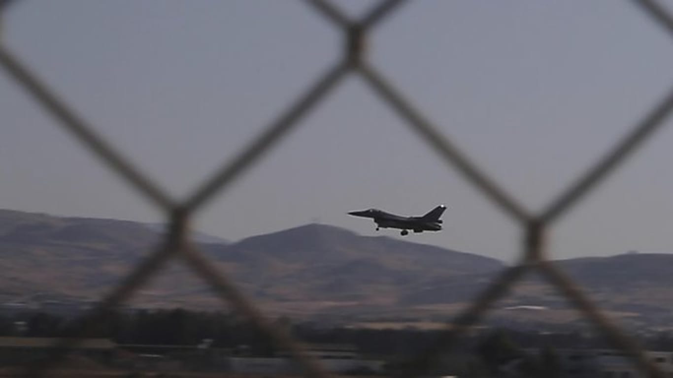 Ein Kampfflugzeug der Reihe F-16 der griechischen Luftwaffe landet auf dem zyprischen Luftwaffenstützpunkt Andreas Papandreou.