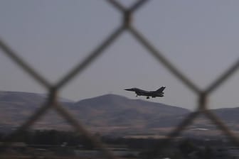 Ein Kampfflugzeug der Reihe F-16 der griechischen Luftwaffe landet auf dem zyprischen Luftwaffenstützpunkt Andreas Papandreou.