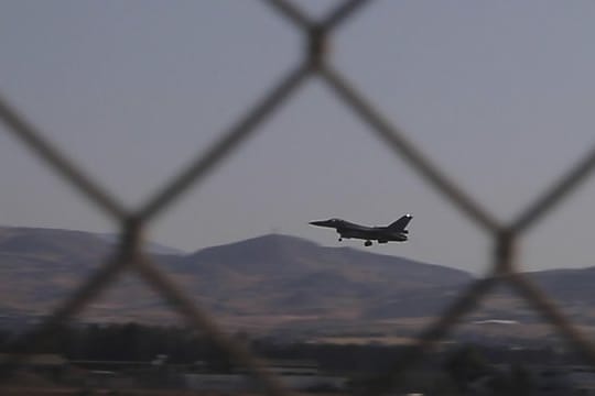 Ein Kampfflugzeug der Reihe F-16 der griechischen Luftwaffe landet auf dem zyprischen Luftwaffenstützpunkt Andreas Papandreou.