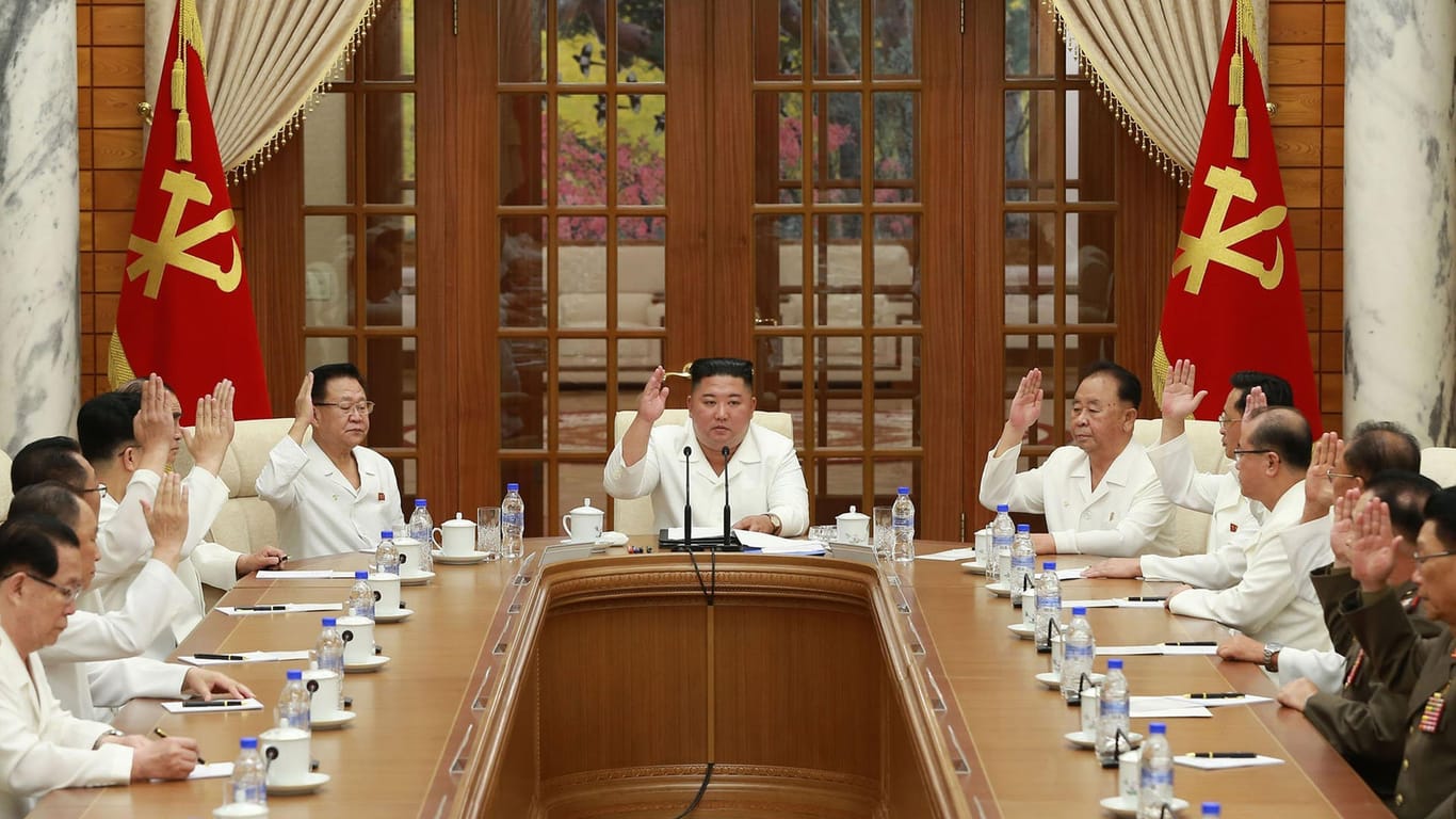 Kim Jong Un vor Parteifunktionären: Bei der Sitzung soll es um die Corona-Pandemie und einen herannahenden Taifun gegangen sein.