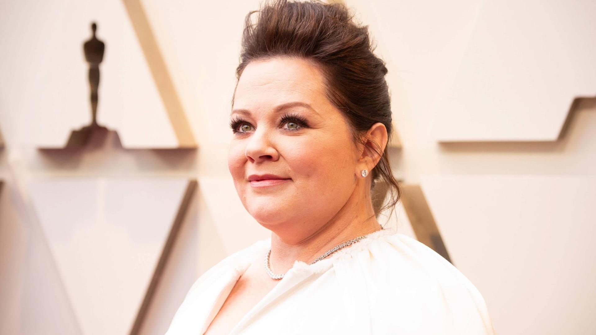 Melissa McCarthy: Die zweifach Oscar-nominierte Darstellerin erscheint 2019 komplett in Weiß bei den Academy Awards.