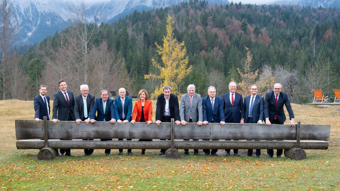 12 von 16 Ministerpräsidenten aus Deutschland: Hier bei einer Konferenz im Oktober 2019 in Bayern. Am 27. August kommen die Regierungschefs erneut zusammen, um über die weiteren Corona-Maßnahmen für Deutschland zu entscheiden.