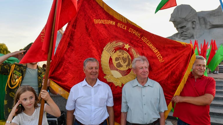 Sowjetnostalgie in Belarus: Teilnehmer einer Kundgebung auf der Festung von Brest mit einer Flagge aus der Sowjetzeit.