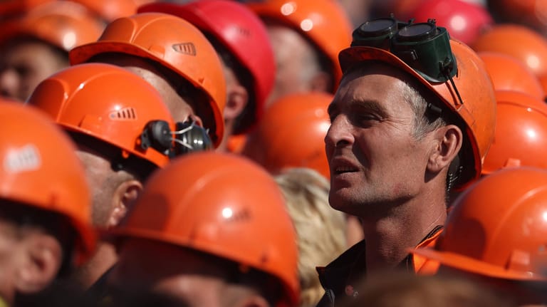 Auf ihre Unterstützung setzt die Revolution: Streikende Arbeiter einer Chemiefabrik in Grodno bei einer Kundgebung.