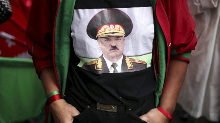 T-Shirt mit Lukaschenko-Motiv: Der belarussische Autokrat weiß Teile der Bevölkerung noch immer hinter sich.
