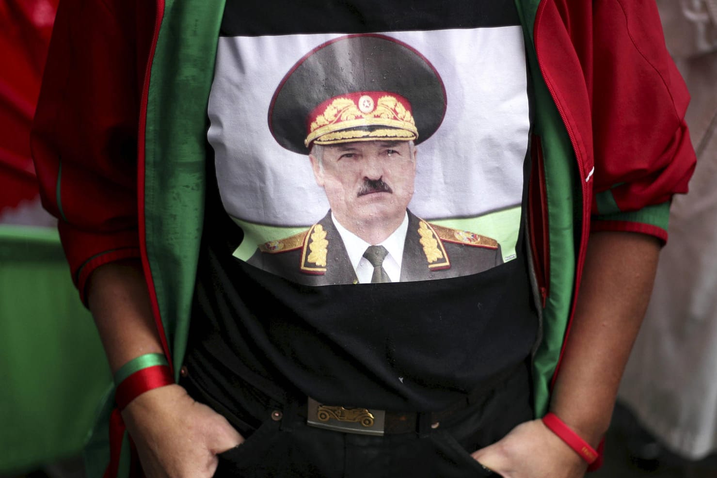 T-Shirt mit Lukaschenko-Motiv: Der belarussische Autokrat weiß Teile der Bevölkerung noch immer hinter sich.