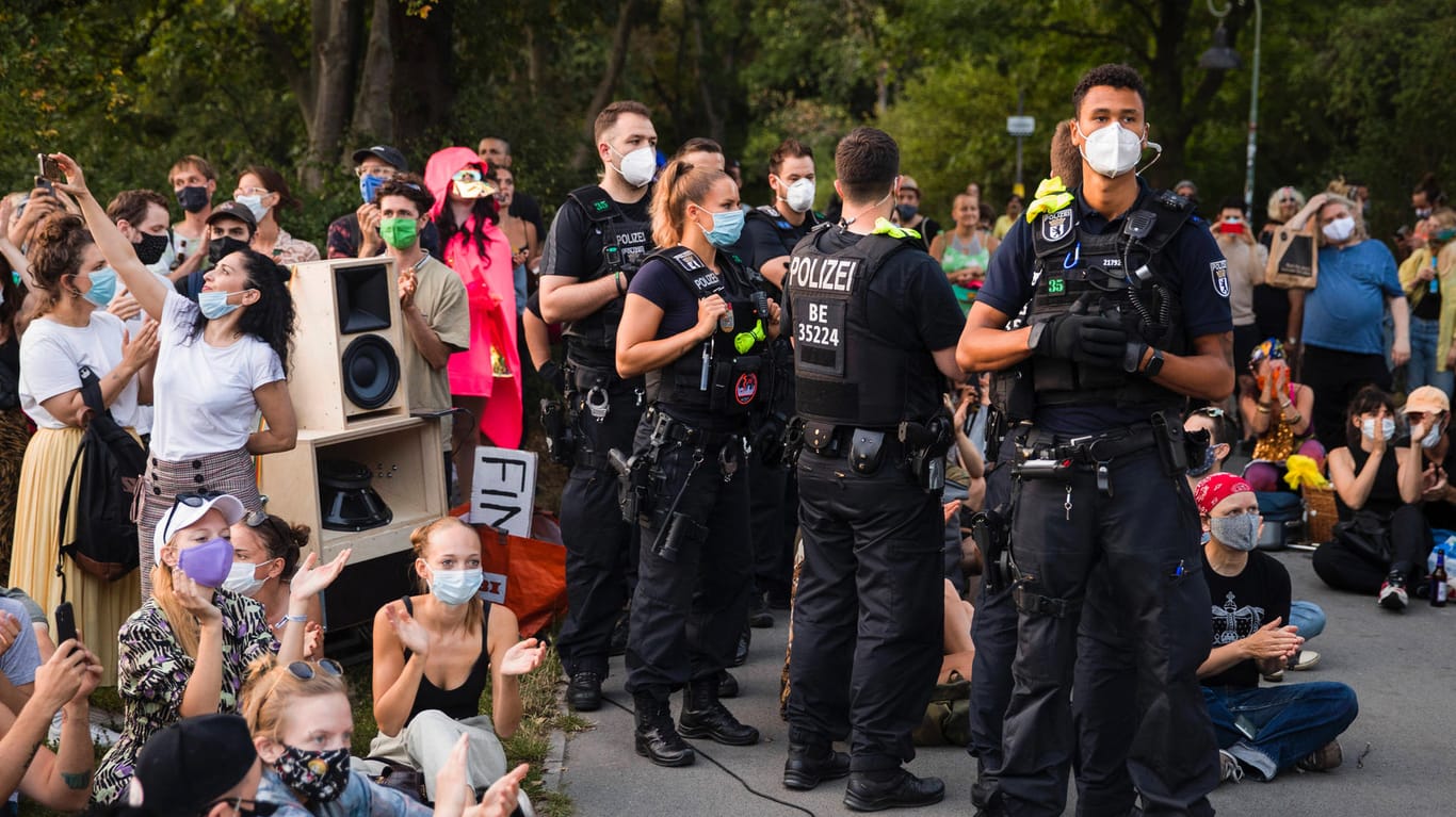Die Polizei löst das Event "Actual Drag Race" in Berlin im Juli 2020 auf. Im August wollen die Ministerpräsidenten über weitere Corona-Maßnahmen wie z. B. Großveranstaltungen zu beraten.