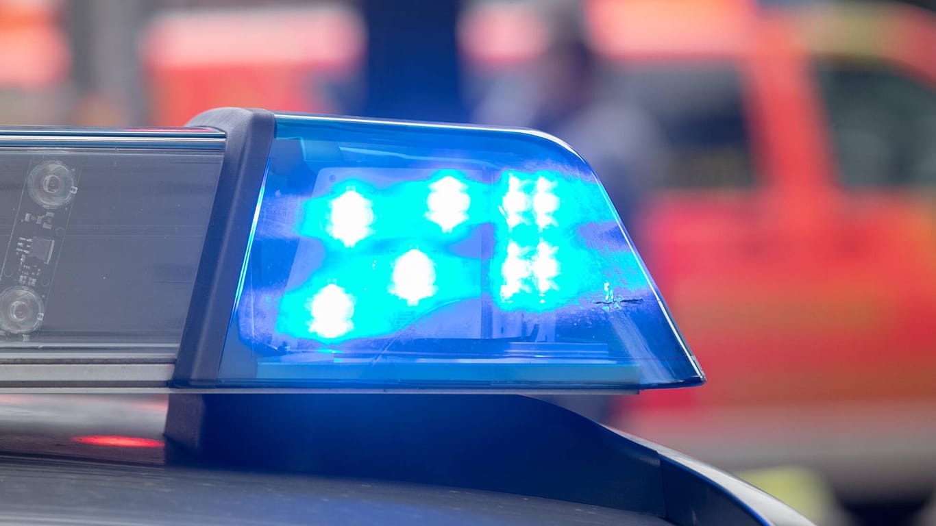 Ein Blaulicht auf einem Polizeiauto leuchtet (Symbolbild): Ein Mann soll in Frankfurt dutzende Frauen in der Öffentlichkeit bedrängt haben.