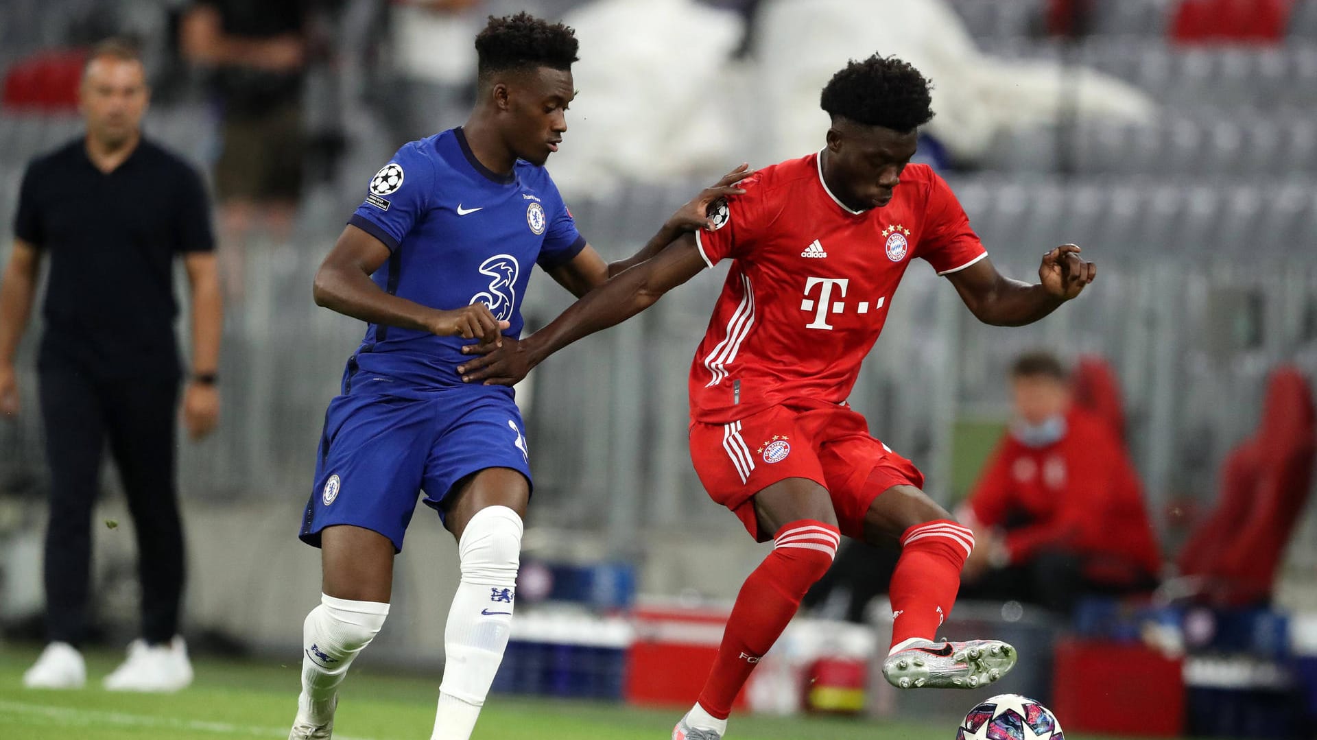 Chelsea und Bayern: Münchens Alphonso Davies (r.) im Zweikampf mit Chelseas Hudson Odoi.