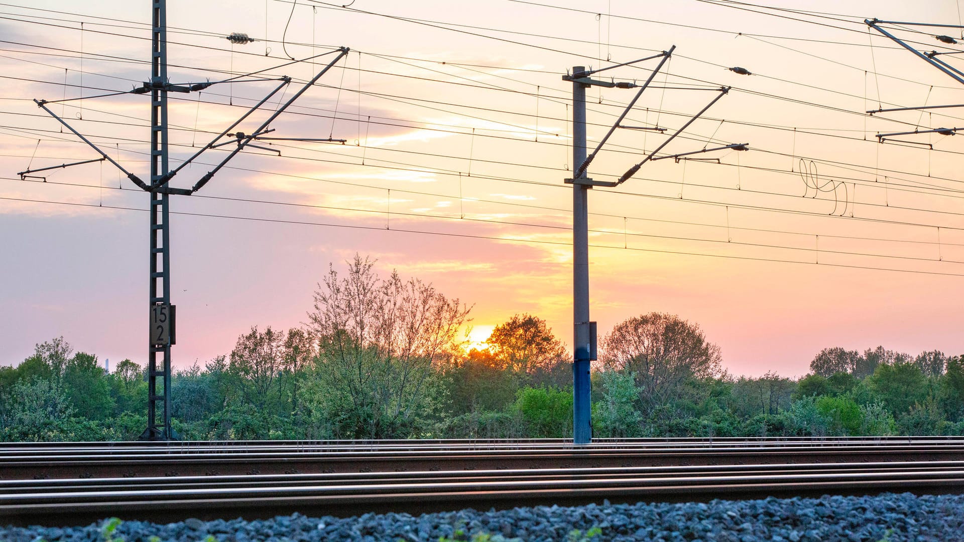 Oberleitungen einer Eisenbahn (Symbolbild): In Nürnberg hat ein Mann einen schweren Stromschlag erlitten, als er zu nahe an die Leitungen kam.