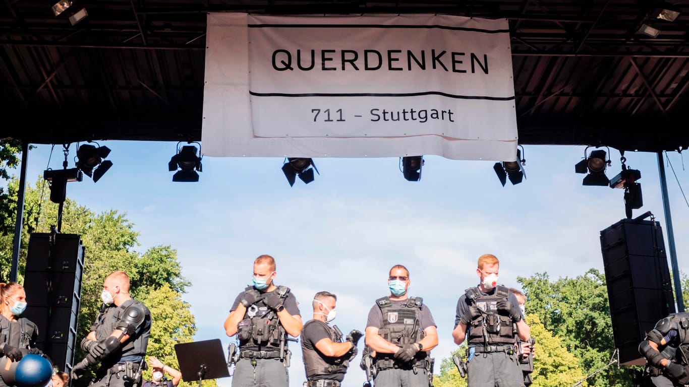 Bühne für die Polizei: Am 1. August wurde die Corona-Demonstration abgebrochen. Mit den Erfahrungen von der Kundgebung argumentiert die Berliner Landespolizeidirektion jetzt im Verbot für Kundgebungen am Wochenende.