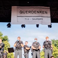 Bühne für die Polizei: Am 1. August wurde die Corona-Demonstration abgebrochen. Mit den Erfahrungen von der Kundgebung argumentiert die Berliner Landespolizeidirektion jetzt im Verbot für Kundgebungen am Wochenende.