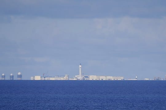 China erhebt Territorialansprüche über weite Teile des Südchinesischen Meeres, wie etwa auf das Subi Riff (aufgenommen von der philippinisch beanspruchten Insel Thitu am 21.