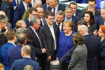 Bundestagsabgeordnete bei der Abstimmung: Nach der nächsten Wahl könnte der Bundestag noch einmal deutlich größer werden.