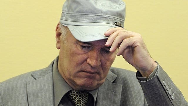 Der serbische Ex-General Ratko Mladic sitzt auf der Anklagebank des UN-Kriegsverbrechertribunals in Den Haag. Der serbische Ex-General Ratko Mladic sitzt auf der Anklagebank des UN-Kriegsverbrechertribunals in Den Haag.
