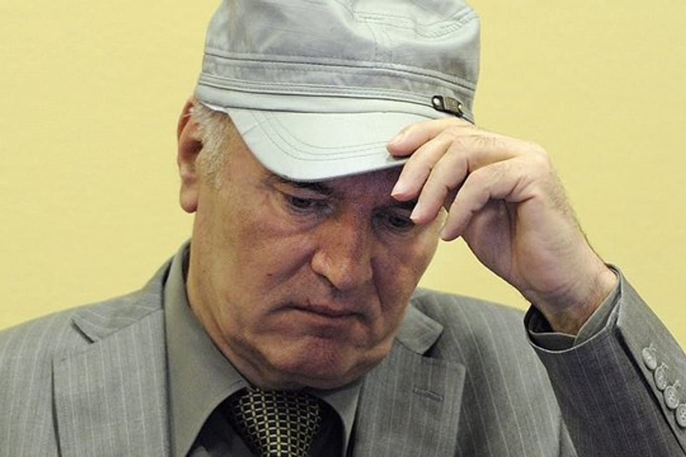 Der serbische Ex-General Ratko Mladic sitzt auf der Anklagebank des UN-Kriegsverbrechertribunals in Den Haag.