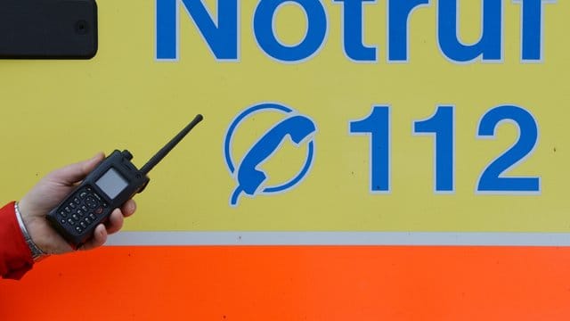 Ein Rettungswagen: Eine Frau ist nach einem Messerangriff in eine Klinik transportiert worden.
