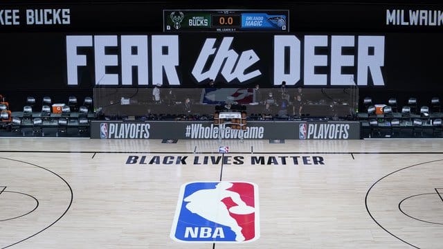Die Halle blieb beim geplanten Spiel zwischen den Milwaukee Bucks und Orlando Magic auch auf dem Parkett leer. Die Halle blieb beim geplanten Spiel zwischen den Milwaukee Bucks und Orlando Magic auch auf dem Parkett leer.