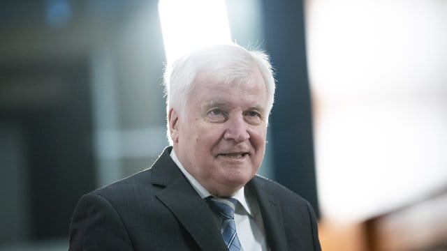 Horst Seehofer hat sich dafür ausgesprochen, Fans in begrenztem Umfang wieder in die Stadien zu lassen. Horst Seehofer hat sich dafür ausgesprochen, Fans in begrenztem Umfang wieder in die Stadien zu lassen.