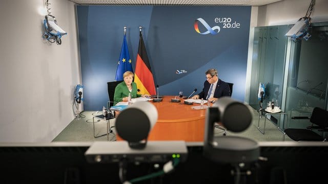 Bundeskanzlerin Angela Merkel (l) und Markus Söder bei der Videokonferenz mit Länderregierungschefs.