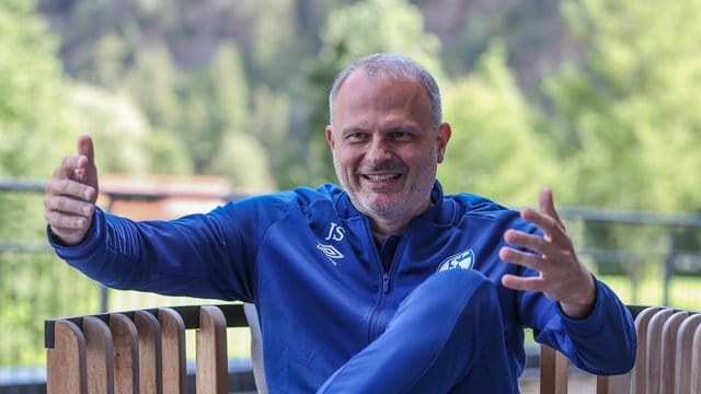 Juristische Probleme bei "Corona"-Klauseln? Schalkes Sportvorstand Jochen Schneider hat keine Bedenken. Juristische Probleme bei "Corona"-Klauseln? Schalkes Sportvorstand Jochen Schneider hat keine Bedenken.