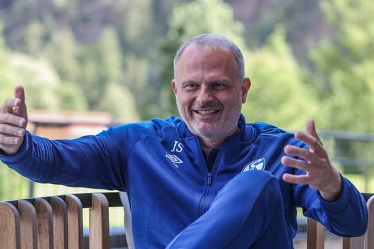 Juristische Probleme bei "Corona"-Klauseln? Schalkes Sportvorstand Jochen Schneider hat keine Bedenken.