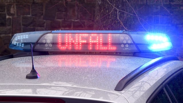 Die Leuchtschrift "Unfall" ist auf dem Dach eines Streifenwagens der Polizei zu sehen: Auf der A3 bei Frankfurt ist es am Donnerstag zu gleich zwei Unfällen gekommen. Die Leuchtschrift "Unfall" ist auf dem Dach eines Streifenwagens der Polizei zu sehen: Auf der A3 bei Frankfurt ist es am Donnerstag zu gleich zwei Unfällen gekommen.