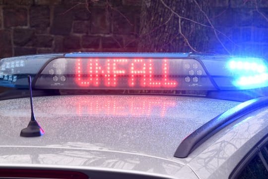 Die Leuchtschrift "Unfall" ist auf dem Dach eines Streifenwagens der Polizei zu sehen: Auf der A3 bei Frankfurt ist es am Donnerstag zu gleich zwei Unfällen gekommen.