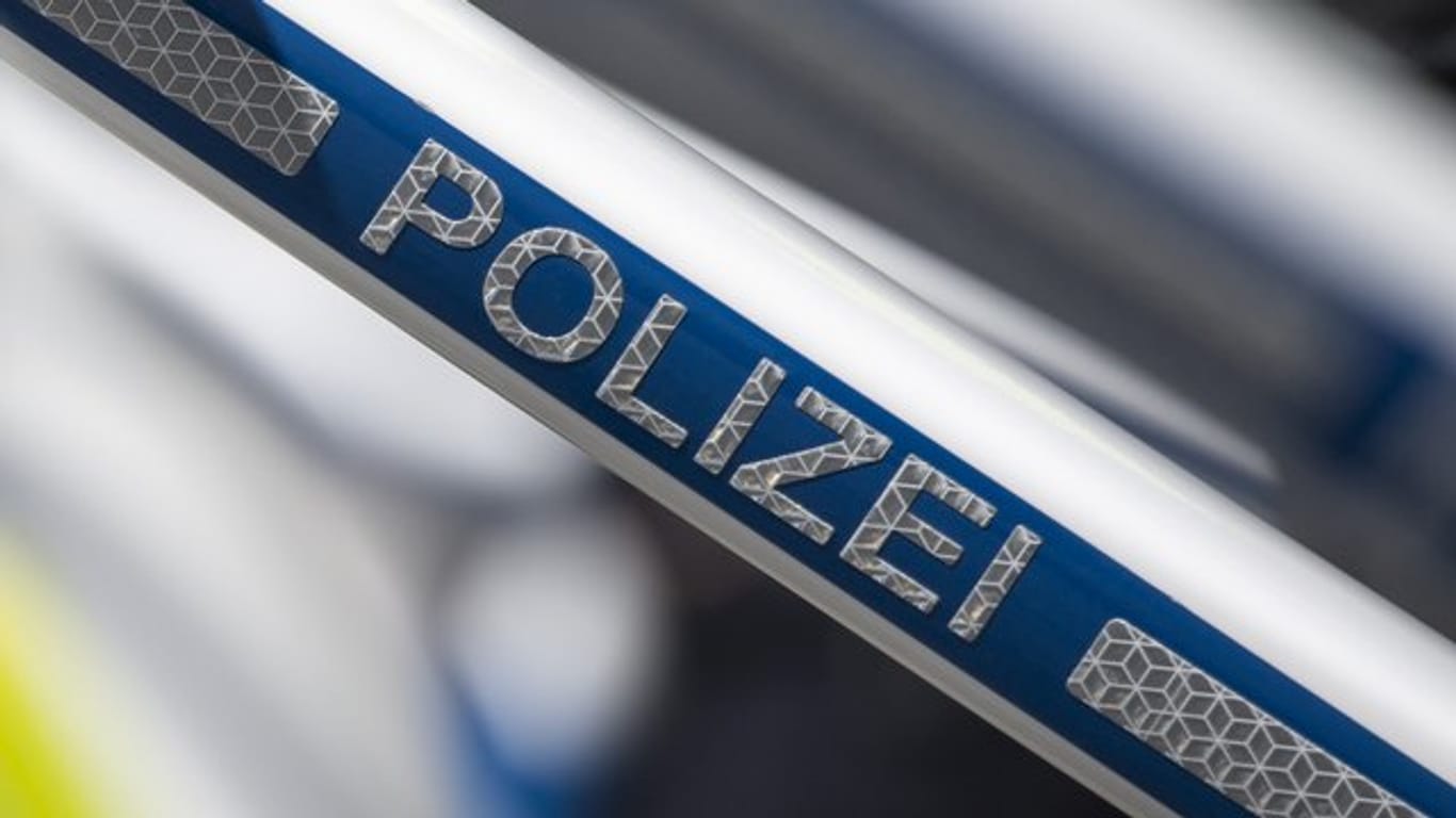 Ein "Polizei"-Fahrrad: Ein Radfahrer hat einen anderen Verkehrsteilnehmer in Bonn rassistisch beleidigt.
