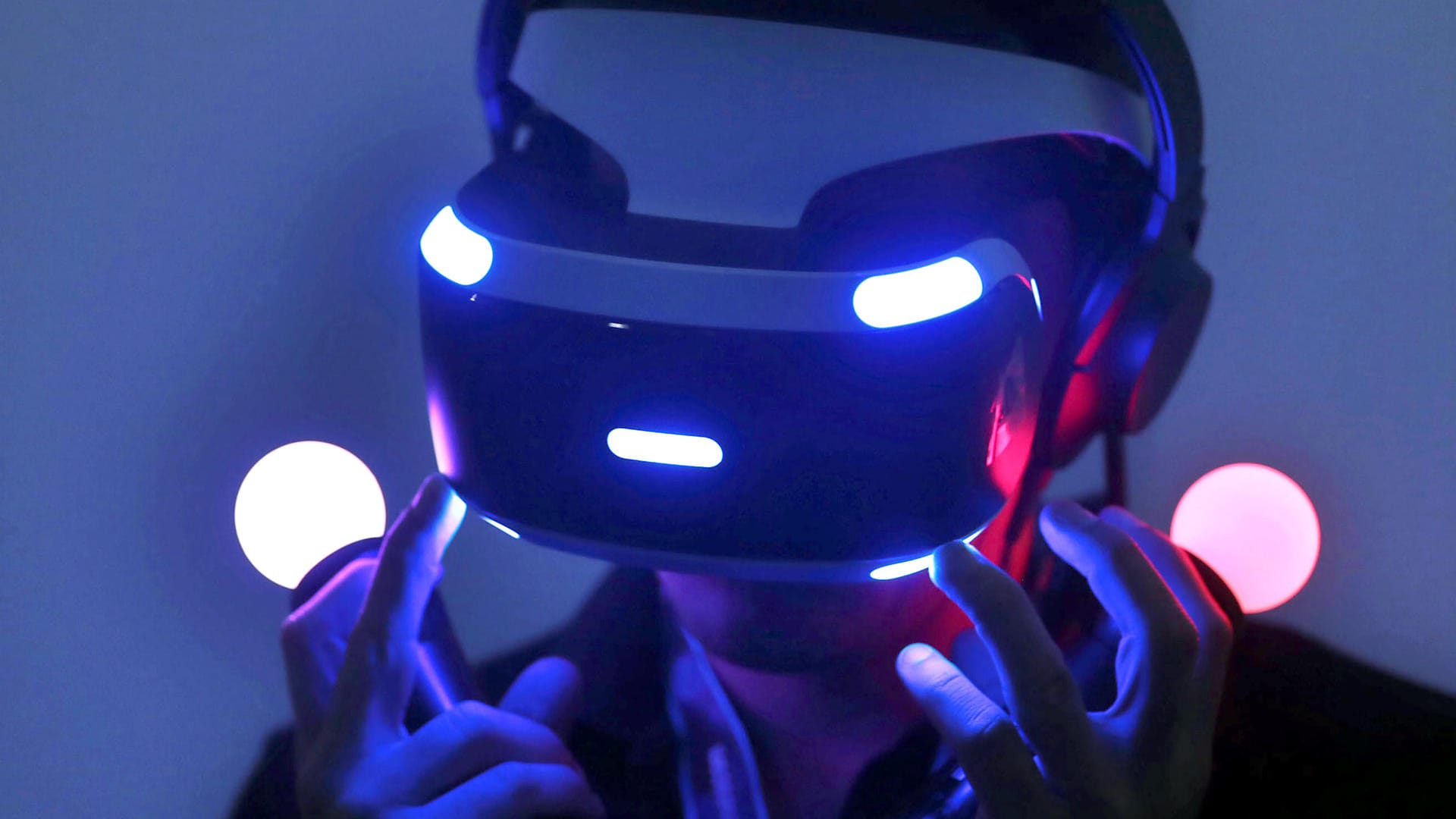 Ein Besucher testet auf der Spielemesse Gamescom mit einer VR-Brille (Virtual Reality) von Sony ein Computerspiel: Die erste rein digitale Ausgabe der Gamescom in Köln feiert am 27.08.2020 mit einer im Netz übertragenen Show Eröffnung.