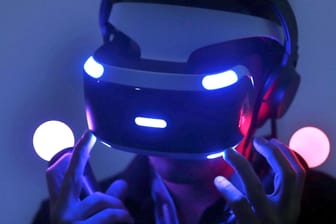 Ein Besucher testet auf der Spielemesse Gamescom mit einer VR-Brille (Virtual Reality) von Sony ein Computerspiel: Die erste rein digitale Ausgabe der Gamescom in Köln feiert am 27.08.2020 mit einer im Netz übertragenen Show Eröffnung.