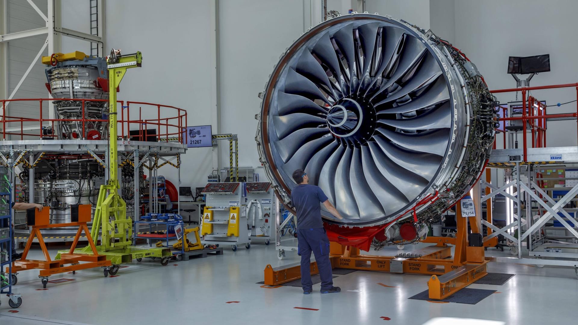 Das Rolls-Royce-Werk in Dahlewitz (Brandenburg): Der Triebwerkproduzent muss sparen – und streicht Stellen. Das Rolls-Royce-Werk in Dahlewitz (Brandenburg): Der Triebwerkproduzent muss sparen – und streicht Stellen.