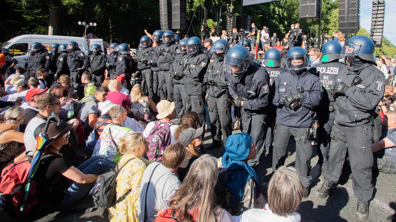 Polizisten bei der ersten Corona-Demo am 1. August in Berlin: die Veranstaltung musste aufgelöst werden, weil sich Teilnehmer nicht an die Infektionsschuztauflagen hielten.