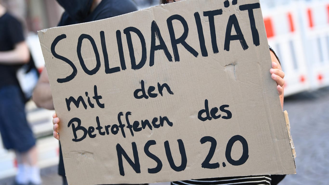 Ein Plakat mit der Aufschrift "Solidarität mit den Betroffenen des NSU 2.0": Im Zusammenhang stehende Datenabfragen von Polizei-PCs soll es auch in Berlin gegeben haben.
