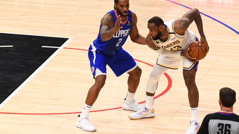 Kawhi Leonard (l.) und LeBron James sind gegen eine Fortsetzung der NBA-Saison.
