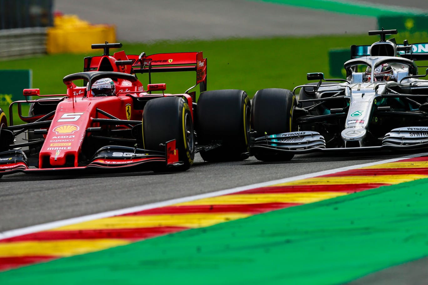 Szene aus der letzten Saison: Sebastian Vettel (l.) auf dem Kurs in Spa vor Lewis Hamilton.