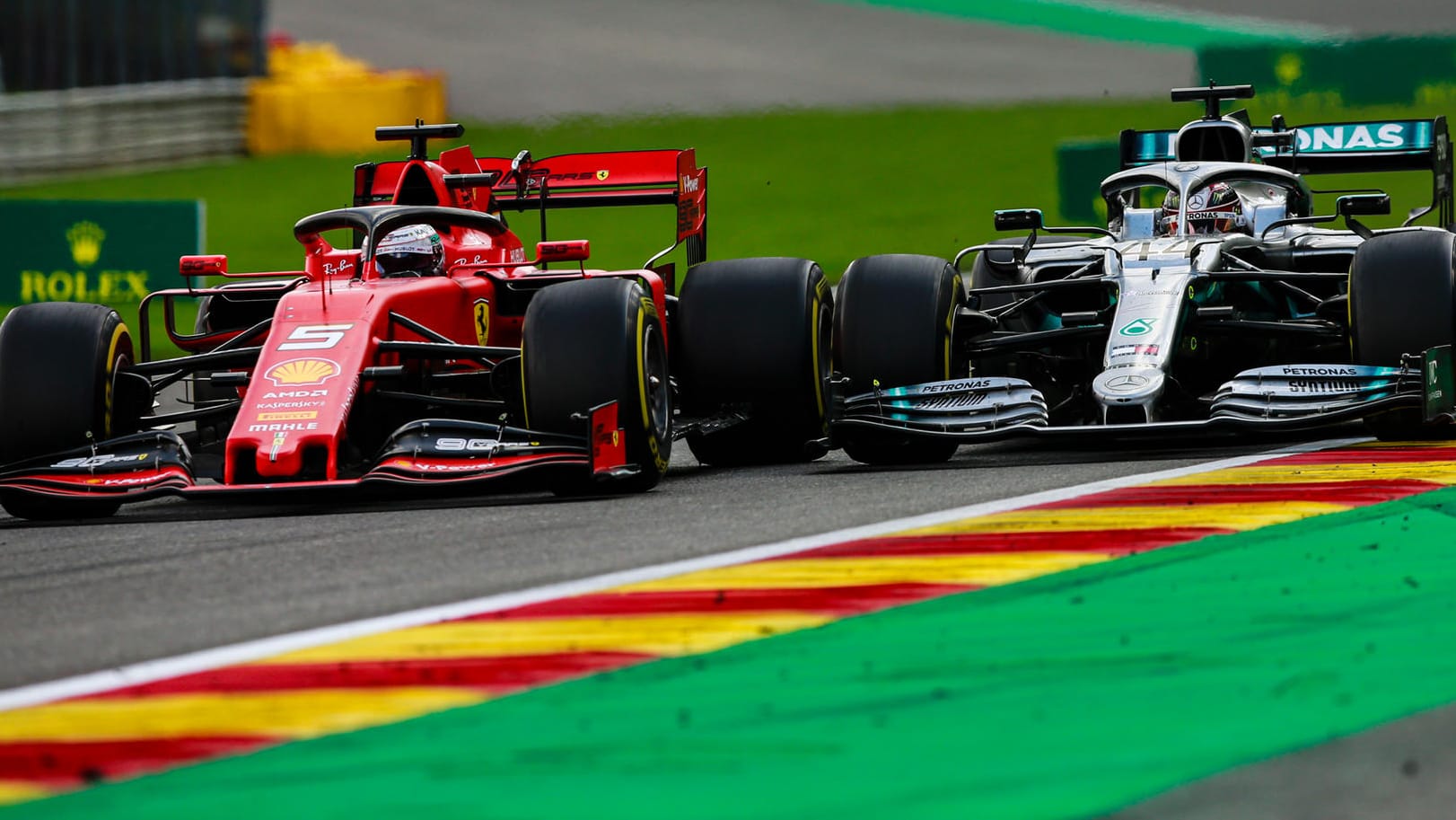 Szene aus der letzten Saison: Sebastian Vettel (l.) auf dem Kurs in Spa vor Lewis Hamilton.