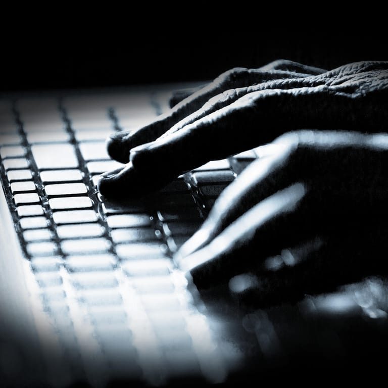 Hacker! Eine Hand an einer Tastatur (Symbolbild): Kriminelle verschicken immer wieder Phishing-Mails.