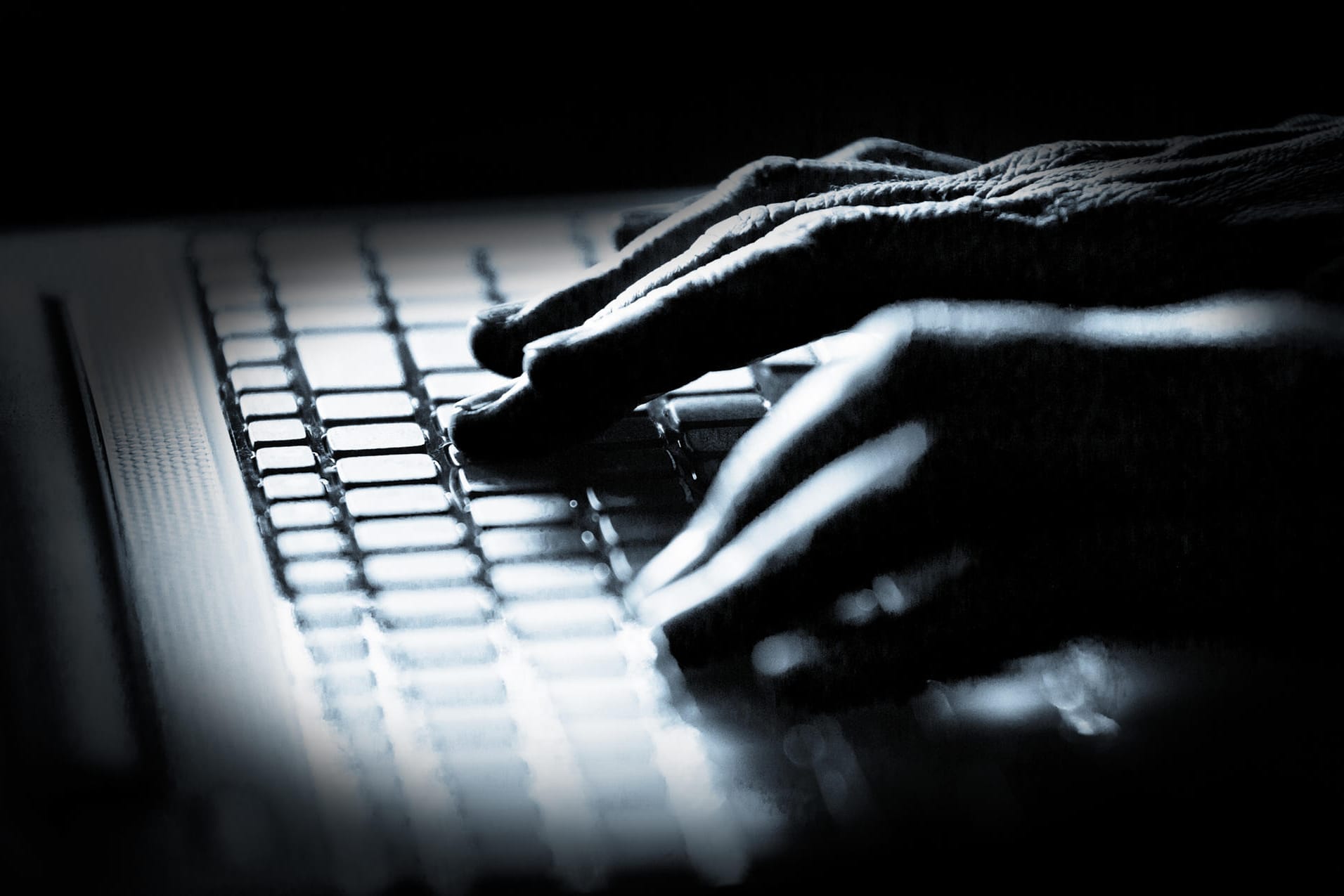 Hacker! Eine Hand an einer Tastatur (Symbolbild): Kriminelle verschicken immer wieder Phishing-Mails.