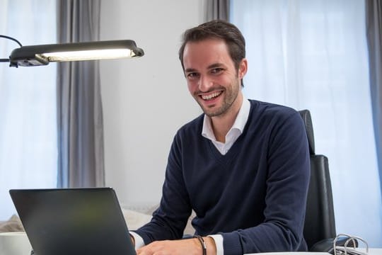 Wer sich zu Hause beruflich bedingt einen Arbeitsplatz eingerichtet hat, kann die Kosten für Schreibtisch oder Bürostuhl von der Steuer absetzen. Wer sich zu Hause beruflich bedingt einen Arbeitsplatz eingerichtet hat, kann die Kosten für Schreibtisch oder Bürostuhl von der Steuer absetzen.