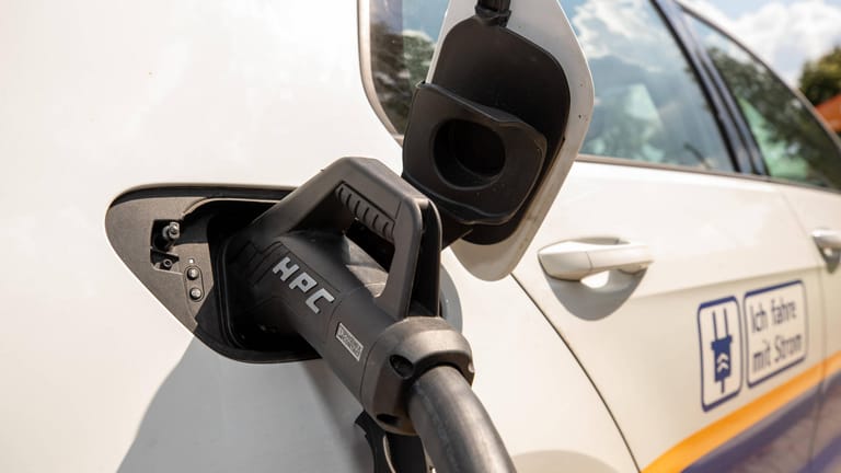 E-Fahrzeug mit Ladesäule: Laut einer Studie gibt es für Käufer von Elektroautos ab 2024 einen Kostenvorteil – auch ohne Förderung.