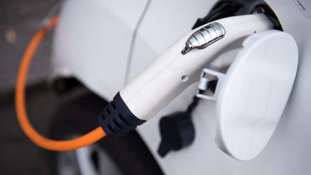 Strom zapfen: Schneller als an normalen Steckdosen geht das an öffentlichen Ladestationen oder an einer Wallbox daheim. Strom zapfen: Schneller als an normalen Steckdosen geht das an öffentlichen Ladestationen oder an einer Wallbox daheim.
