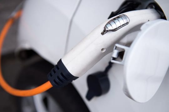 Strom zapfen: Schneller als an normalen Steckdosen geht das an öffentlichen Ladestationen oder an einer Wallbox daheim.