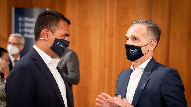 Außenminister Heiko Maas (r) und sein italienischer Amtskollege Luigi Di Maio zu Beginn der informellen Gespräche der EU-Außenminister in Berlin. Außenminister Heiko Maas (r) und sein italienischer Amtskollege Luigi Di Maio zu Beginn der informellen Gespräche der EU-Außenminister in Berlin.