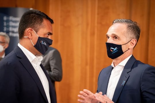Außenminister Heiko Maas (r) und sein italienischer Amtskollege Luigi Di Maio zu Beginn der informellen Gespräche der EU-Außenminister in Berlin.